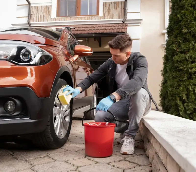 Lavage auto à domicile Saint-Bonnet-de-Salers : professionnel intervenant sur un véhicule